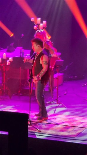 Je suis au show de Ti cuir et il fume sur le stage #badass !!!! Éric Lapointe | Marko Estrada