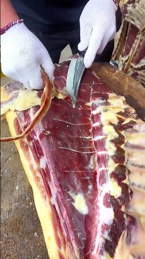 "Traditional air-dried meat cutting technique!" This way of cutting can preserve the best flavor.