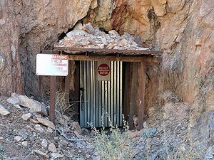 WHOA! This old Scottsdale mine could have $60M worth of gold still inside! John Trierweiler - ABC15 got to take a look around today on ABC15 Mornings…but unfortunately didn’t find any gold. STORY: bit.ly/2ssLCrB Watch each day this week at 6 a.m. as John takes us inside another mysterious Arizona location! | ABC15 Arizona