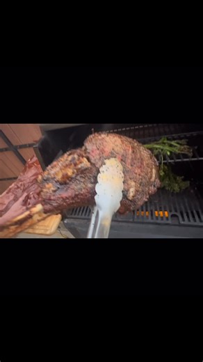 Tio Leo on Instagram: "My First run with my @masterbuilt gravity series 560 digital charcoal grill and Smoker combo, I wanted to do something that I could test the smoke and sear setting’s of this cooker so I did a reverse sear Tomahawk steak w/ some charred broccolini and salad,I love the capabilities this cooker has, I was able to get that charcoal and smokey flavor along with a nice char on the outside. I seasoned the steak with a homemade seasoning of mine and the Homie @deranchoseasoning “D