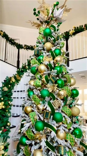 Ifeoma Ojukwu on Instagram: "#AD As the holiday season rolls in, I love turning my home into something magical ✨ wreaths, garlands, twinkling lights, and all the cozy vibes. 💫🎄 But if you’re like me, you know the struggle of nail holes, chipped paint, and last-minute patch jols. 😩 That’s why I’m obsessed with 3M @Command Products from @Target They make it so easy to hang, style, and switch up your holiday décor completely damage-free. From wreaths on doors to garlands on 