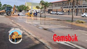 Wees asb versigtig en gebruik 'n ompad waar moontlik. Dawid Kruiper Municipality se span is besig om die gebarsde pyp in Dr Nelson Mandela Rylaan, reg voor die Gemsbok kantore reg te maak. Die pad is tans oorstroom en kan 'n gevaar inhou. | Gemsbok