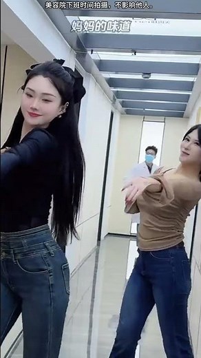 姐妹们跳舞啦#下班后的日常 #舞台无处不在 #童年老家