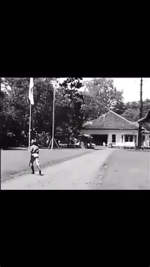 Film Sejarah Dunia 🌍 on Instagram: "Ini adalah sebuah video bersejarah yang menggambarkan suasana di masa-masa awal Kemerdekaan RI. Video yang dibuat TV Perancis ini bisa memberikan gambaran kepada generasi muda Indonesia tentang salah satu bagian sejarah perjuangan bangsa dan negaranya. Namun, dari fakta sejarah, video tersebut bukan menggambarkan suasana tanggal 18 Agustus 1945, tetapi suasana saat pembentukan kabinet pemerintahan pertama RI pada 2 September 1945 di Jalan Pegangsaan Timur 56,