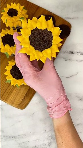 How to make a sunflower cupcake! 🌻 #sunflower #sunflowercupcake #cupcakes #shorts #buttercream