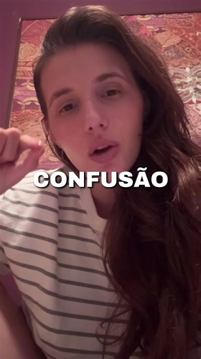Ela não estava confusa. Ela só não queria escolher você. Confusão é quando alguém quer, mas não sabe como. Quando existe medo, mas também existe movimento. O que não é confusão é ausência. É indecisão prolongada. É promessa sem continuidade. Quando alguém te quer, não te deixa em dúvida. Não te mantém em espera. Não te trata como opção. Ela sabia exatamente o que fazia. Sabia o que você sentia. Sabia o que você esperava. E mesmo assim, preferiu te manter por perto sem te assumir por inteiro. Iss