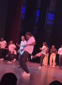 344K views · 10K reactions | Qui le danse mieux? Changement de SPEED entre maestro Mike Kalambay Officiel et ce frère qui a failli tuer notre légende en plein concert à Dallas, Texas (USA). Heureusement pasta alongoli ya ngo rapide mais but #BisengoYaLola toujours Ce frère danseur nous lui offrons le premier billet du concert au Stade des Martyrs le 27 juillet 2024 à Kinshasa, il le mérite  #Fans_Page | Pasteur Mike Kalambay Fans-Page | Facebook
