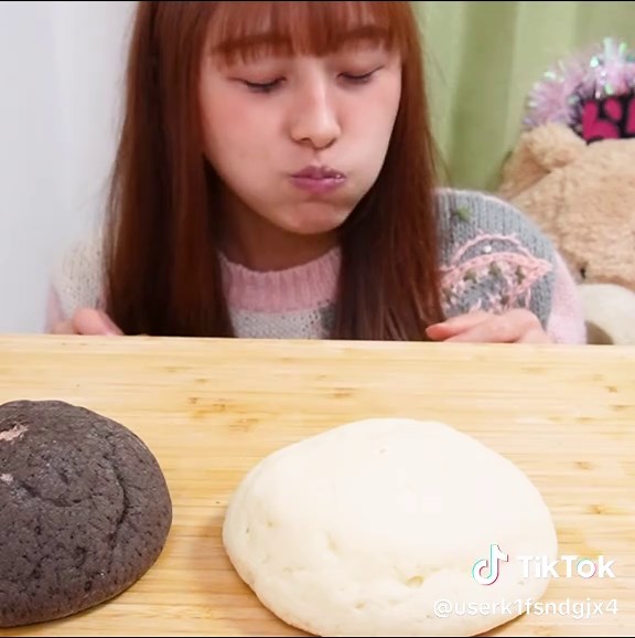 極生メロンパンのホイップ追加で大食い！