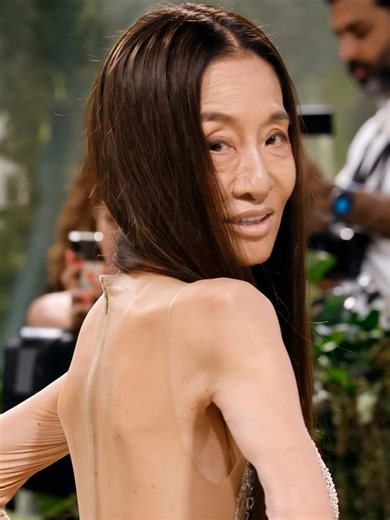 148K views · 252 reactions | Fans are stunned by fashion designer Vera Wang, who shows no wrinkles at 76!  Many say she looks three decades younger, effortlessly glowing with timeless elegance.  Her secret to aging gracefully has everyone talking.  Scroll down to the top comment to see her stunning photos and discover how she maintains her youthful radiance! ⬇️⬇️⬇️ | Beauty of the World | Facebook