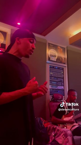 @Xeryus Gittens came through with the flip on “Say Yes” 🫵🏽😮‍💨 In between takes we vibe! When we gone discuss how neo-soul was prolly top 3 greatest genres of the culture ? 🤷🏽‍♂️ 🎥: @Rocki Jean #DevonCulture #SayYes