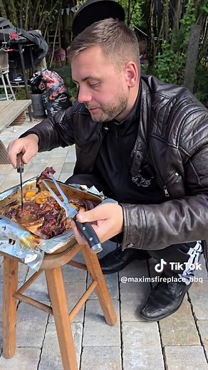 🔥 Rinderbeinscheiben – Low & Slow geschmort 🔥 Klar, kannst du’s auch im Gasgrill machen – wenn dir das Herz fürs Feuer fehlt. Zutaten (für ca. 3 Beinscheiben, 1,5 kg): 3 Rinderbeinscheiben (ca. 1,5 kg) Dalmatina-Rub (Salz, Pfeffer, Knoblauchpulver und Zwiebelpulver) 400 ml Rinderfond 3 Zwiebeln 1 Möhre 2 Zweige Thymian 2 EL Granatapfel Sirup 1 TL Chilipulver Salz & Pfeffer Hickory-Holz zum Smoken Zubereitung: 1️⃣ Beinscheiben mit Dalmatina-Rub einreiben. 2️⃣ Bei 120 °C indirekt mit Hickory-Hol