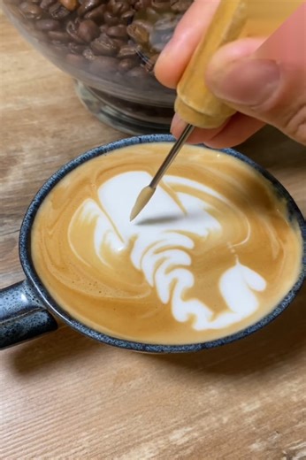 Latte Rosetta em curso com a ferramenta Needle Art
