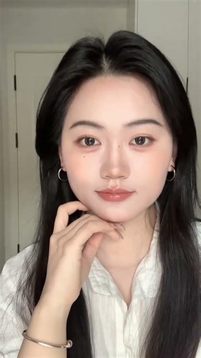 Spring Makeup Tutorial: Light, Natural Look for Square Faces in 10 Minutes