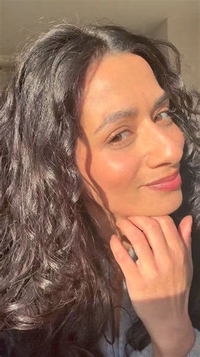 Laial Darwich on Instagram: "Je n’émets aucun jugement sur personne c’est mon ressenti et mon partage d’expérience personnel 🫶 Dites moi si vous connaissez les drop de benefit en version clean? J’adore l’effet mais j’aimerai trouvé en version clean. Meilleure décision de plus mettre de poudre matifiante qui marque les cernes et vieilli grave je trouve! #grwmmakeup"