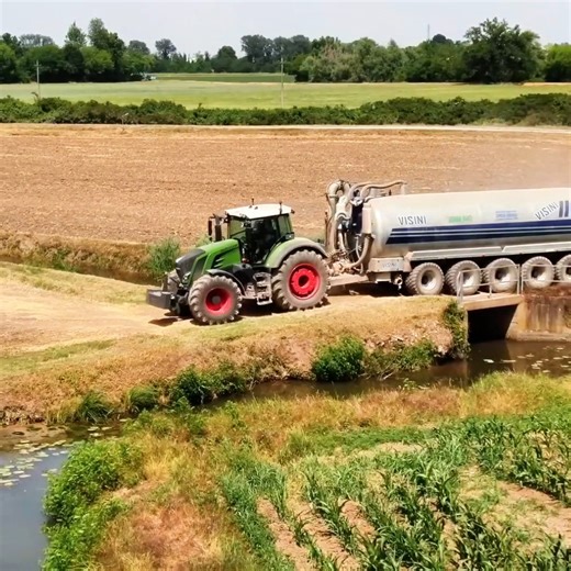 Preparing for today’s scheduled liquid manure spreading🚜💦 | Big Machines