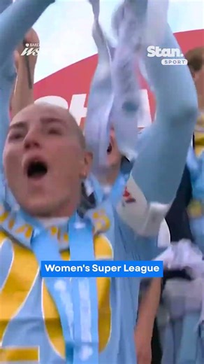 Manchester City lift the Women's Super League trophy 🏆🩵 #BarclaysWSL #ManchesterCity