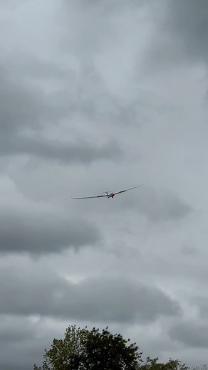 Len Buffinton H Model Radim Horky 8 m Arcus coking for a smooth landing, Sky High Spring Aerotow 2024 | Stephane Ruelle