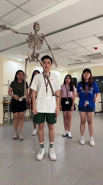 dancing with our course mascot (na naglaho after 3 seconds) 💪🏻 #upm #up #universityofthephilippines #pt #physicaltherapy #fyp #foryou #upmanila