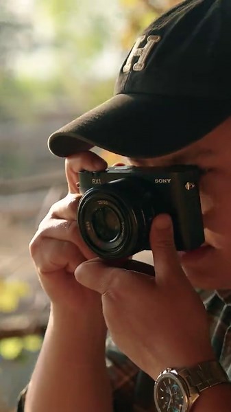 One with the Moment. Home is in the details. The crinkles by the eyes. The hands that feeds. The RX1R III is small enough to stay intimate, but powerful enough to freeze fleeting moments with breathtaking image quality. It finds focus instantly, so creators like Phuc Le never break the connection. Find out more through the link in our bio. #SonyRX1RIII #SonyAlpha #RX1RIII