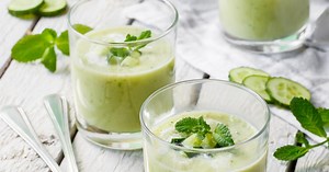 Gaspacho de concombre au yaourt grec et à la menthe
