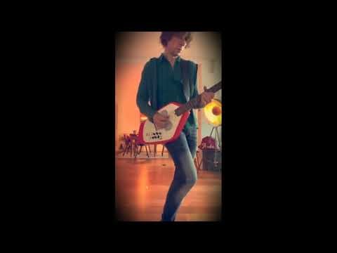 2011 Vox "Apache" (not for sale) - unplugged - built in Drums & Speaker