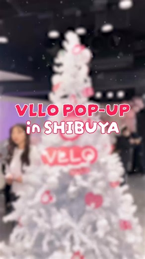 VLLO Japan (ブロジャパン) on Instagram: "🎄 MERRY CHRISTMAS with VLLO! 🎄 渋谷で開催された VLLO初のポップアップストアが、 ひとつのシーンとして心に残る時間を刻みました。🙌 クリスマスムードに包まれた空間で、 皆さまと分かち合ったあたたかな瞬間を スケッチリールとして収めました。 日本で初めて、 同じ空間で皆さまと直接コミュニケーションできたことは、 VLLOにとっても特別な冬の時間です。📹 VLLO初のポップアップに 足を運んでくださったすべての皆さまに、 心より感謝いたします。 これから続くVLLOの次のシーンも、 ぜひ楽しみにしていてください。🫶🏻 My First Video Editor 🎬 VLLO!"