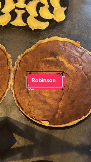 🍰 Le Robinson, une douceur emblématique de la Martinique 🇲🇶 Le Robinson est un gâteau traditionnel martiniquais qui séduit par ses saveurs et sa texture unique. Composé d’une pâte brisée croustillante, d’une généreuse couche de confiture (coco, goyave ou banane selon les recettes) et d’une pâte moelleuse parfumée, il offre un parfait équilibre entre fondant et croquant. Véritable incontournable de la pâtisserie créole, le Robinson est souvent partagé lors des goûters, des fêtes familiales ou 