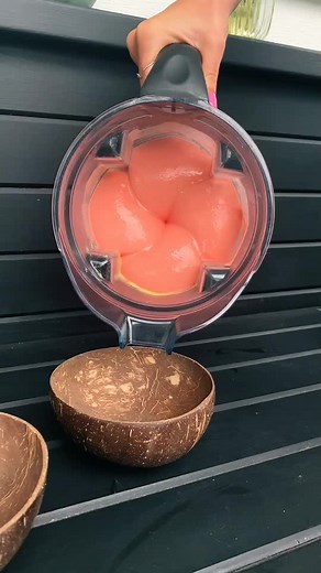 Delicious Tropical Smoothie Bowl Recipe | Healthy and Refreshing