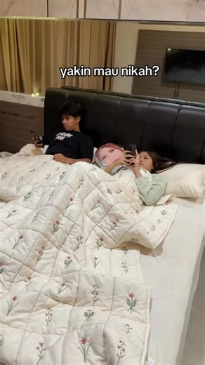 Dea Putri on Instagram: "pusing ga sih jadi cowo #coupleprank #couplegoals #couplecomedy #algydea"