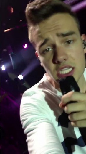One Direction: Liam with a fans' phone 🥺​ Subscribe for daily 1D videos! #onedirection #liampayne