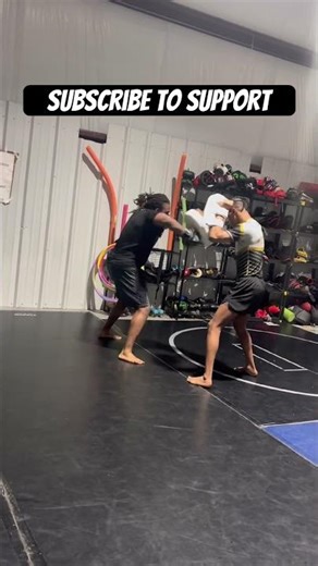 Begginer kickboxing pad work #amag #mma #kickboxing #jiujitsu #boxing #grappling