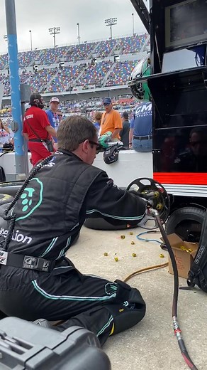Don’t flinch when that last lug nut comes at ya. #nascar #daytona500