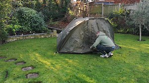 🌟Quest Compact MK4 Set Up Tutorial🌟 https://questtackle.com/product/quest-compact-mk4/ The Quest Compact Mark 4 is extremely lightweight at just 6.5 kg so is ideal for anybody that wants to save on weight and doesn't want to lug around a heavy bivvy. Comes in a compact carry bag at just 80x12x12cm. Even with its compact carry bag it has a generous size footprint at 270x230x135 and can easily fit a large bed chair with plenty of space. At £89.99 this bivvy is exceptional value. As always any qu