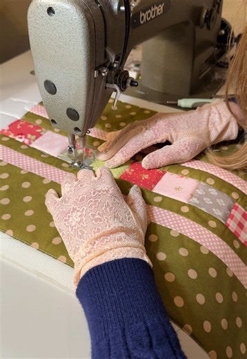 My favorite part of being a teenage fashion designer is passing on the art of sewing to other young creatives! I've found that the best way to do this is to show them that quilting and sewing can be more than bedspreads and table runners (not that I don't love those too!) | designed this mini quilted bag to introduce beginner sewists to piecing, quilting, and working with bag hardware! Follow to learn more about my mission in inspiring young artists and to watch my journey in fashion unfold 🫶 #