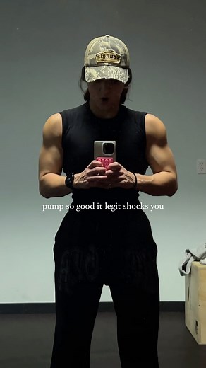 KATERINA POULOPOULOS🇬🇷 on Instagram: "bro fr… what the frickkk😲 ____ FULL FIT: @younglaforher @youngla Black Friday STILL going !! → cοdε: “KAT” = 30% off ❤︎ ❤︎ •Legacy Compression Tee [S] (NEW) •Illumin-ate Sweats [S] •Vintage Dad Hat ____ #pushworkout #gymgirl #fitnessmotivation #delts #pushday #gymmotivation #aesthetic #gym #abs #shoulderpump #abs #bodybuilding #bodybuilder"