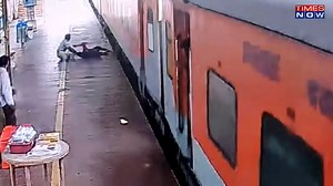 15K views · 84 reactions | RPF Constable Saves Woman From Coming Under Running Train In Odisha’s Berhampur Station #RPF #Odisha #ViralVideo #News #TimesNow #TimesNowNews | TIMES NOW | Facebook