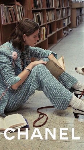 Alice✨🌸🦋🎀✨ on Instagram: "French Winter Style Secret: Texture Instead of Bold Color 🇫🇷✨ French women rarely rely on bold colors to make a winter outfit interesting. Instead, they use texture — the quiet, elegant way to add depth without losing that minimalist Parisian aesthetic. Here’s how they do it: ✨ Wool + cashmere for softness ✨ Leather for structure ✨ Tweed or bouclé for dimension ✨ Knit skirts + wool coats for contrast ✨ Suede accessories for warmth ✨ Ribbed + smooth layers to break 