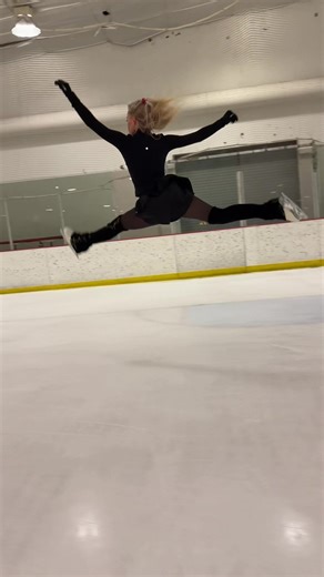 Happy Sunday friends! #figureskating #figureskater #iceskater #iceskatingtiktok #adultskater figure skating practice double toe loop split jump ice skating jumps adult figure skater practice outfits ice skater