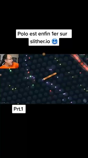 Dynamic Snakes Navigate Maze in Slither.io Gameplay