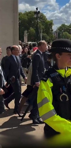Lovely day for a stroll. Prince Edward, Queen Elizabeth & Prince Philip’s SON, the King’s BROTHER, our DUKE of EDINBURGH casually walking from St James’s Palace where he hosted a luncheon, down The Mall towards Buckingham Palace, past tourists and locals, cabbies and busy traffic. Yet, whingeing Harry claims Britain is soooo dangerous he needs VIP security. Stay home, hairy. Video credit @Mari_Edinburghs