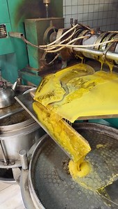 Screw oil press is a kind of equipment which uses the screw shaft to rotate and push the material billet in the press chamber to realise continuous oil pressing. After the oil material enters into the press chamber, the material embryo is gradually compressed in the press chamber through the rotating and pushing of the screw shaft. After the oil material enters the press chamber, the material embryo is gradually compressed in the press chamber through the rotating propulsion of the screw shaft. 