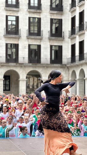 Así célebre el Día Internacional de la Danza. Bailando en la Plaza Porticada de Santander rodeada de muchísima gente que adora este maravilloso Arte. Gracias Ssntander, gracias @santanderfestejos y a la Asociación Cantabria Danza por organizar este tipo de iniciativas y por contra conmigo en esta ocasión. ¡Que el fin del mundo nos pille siempre Bailando!. . #saramartinflamenco #danzaespañolayflamenco #danzaestilizada #danzaespañolaonline #bailaora #flamenco #flamencoonline #baileflamenco #span