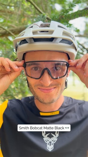 Vision claire. Protections au top. 😎🛡️ En montée comme en descente, tout se joue en une fraction de seconde. Un casque qui tient, des lunettes qui suivent — et tu peux juste te concentrer sur ta ligne. 🤝🏼 En images ⬇️ Smith XC 🏴 Smith Wildcat 😎 Smith Bobcat 👓 Smith PivLock 🏳️ Smith Shift MAG 🐍 Smith Momentum 👑 Tous la gamme @smithoptics est dispo sur Alltricks. 🔗 | Alltricks