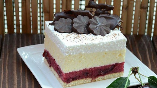 Lagani kolač s višnjama i pudingom koji sladi i osvježava