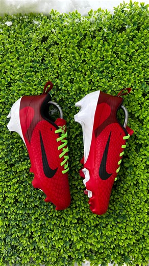 Eric B on Instagram: "Custom Reverse Grinch Kobe 6 cleats #nfl #football"