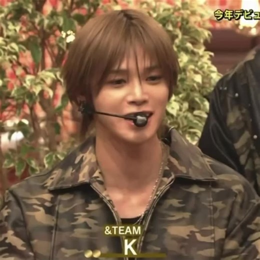 K really said “GET IN LINE” lmao Honestly, I really don’t like how they’re promoting in Japan. It feels weird and kinda unpleasant. The MCs are always rude and overly negative, trying too hard to be funny. It lowkey undermines the artists and disrespects their achievements. And why are there so many press conferences? Are they politicians or what 😭 Even politicians don’t do this many briefings. They’re performers, not philosophers. I love K’s sharp mind and quick wit, but still… they should foc