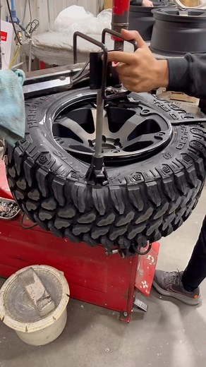 4.6K views · 51 reactions | Mounting up a set of 20x10 Fuel D564 Beast w/ 35x12.50 Hercules TIS Offroad TT1 MT Visit RimzOne.com or Call 704-663-0198 to Order Free Shipping Free Mount and Balance | Rimz One | Facebook