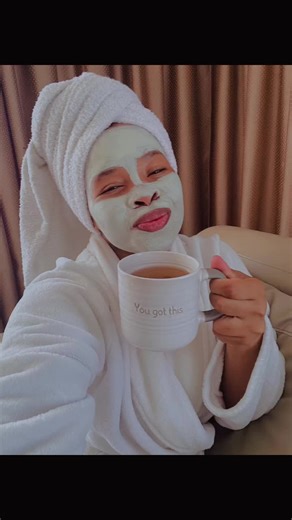 Nothing says self-care Sunday like a facial mask and a yummy cuppa tea. The Herbalife SKIN Purifying Mint Clay Mask to get rid of excess dirt and oil on skin sand Herbalife Nutrition Instant Herbal Beverage are the combo you need to chillax this afternoon! 😎