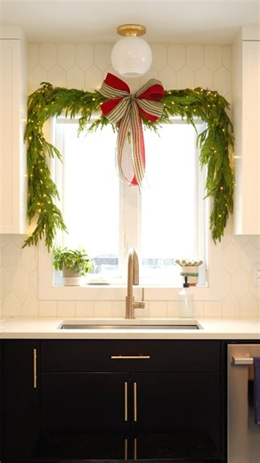 Tombez sous le charme de nos guirlandes en pin de Norfolk artificiel 🌲🎀 Abordables, hyper réalistes et parfaites pour ajouter instantanément de la texture et de la chaleur à votre décor. On vous a préparé un petit tutoriel pour créer votre propre guirlande à la maison. L’esprit des Fêtes commence chez Floralies Jouvence ✨ | Floralies Jouvence