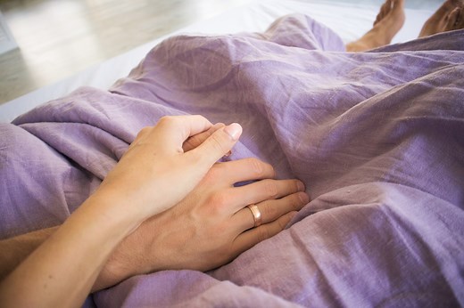 仲良し夫婦に学ぶ夜のスキンシップ…夫婦円満の秘策6選 [夫婦関係] All About